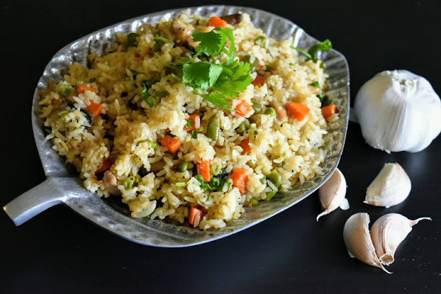 Burnt garlic fried rice, fried rice recipe, garlic fried rice recipe, easy fried rice recipe, homemade, shadesofcooking, vegetable fried rice, rice recipe