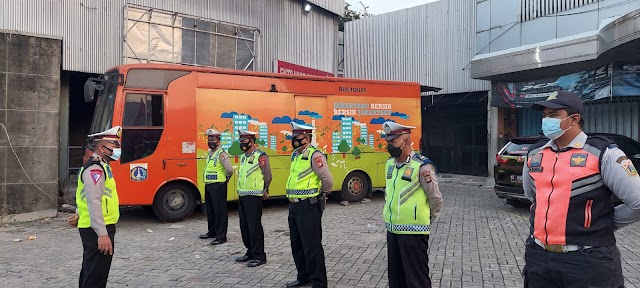 Penyekatan PPKM Level 4 di Jalan Daan Mogot Ramai dan Terkendali