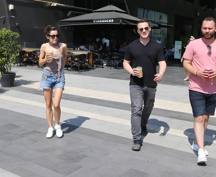 Hafsanur Sancaktutan and Kerem Bursin were captured on camera during a coffee break. Hafsanur Sancaktutan and Kerem Bursin, who play roles in the series "Ya Çok Seversen," attracted a lot of attention at the shopping mall.