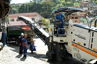 Prefeitura e Estado fazem obra de fresagem e recapeamento em trecho de 1.400 metros no bairro de São Pedro, da R. Roberto Silveira ao início da subida da comunidade do Rosário