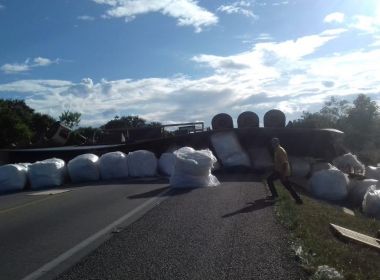 Carreta tomba e deixa via fechada na BR 116 sem previsão de retomada do fluxo