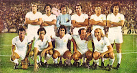 REAL MADRID C. F. - Madrid, España - Temporada 1975-76 - Sol, Benito, Miguel Ángel, Pirri, Camacho, Breitner; Amancio, Del Bosque, Santillana, Roberto Martínez y Netzer - El REAL MADRID se proclama Campéon de Liga por delante del Barcelona de Cruyff y del Atlético de Madrid de Luis Pereira y Leivinha