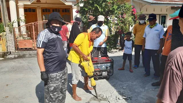 Foto: M Fikar Datuk Rajo Magek Bersama Warga. Gelar Goro, Ketua BMPN Pauh IX Kuranji Apresiasi Warga Blok A Perumnas Belimbing.