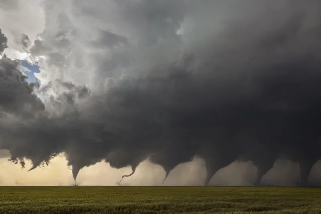 Questa immagine mostra la nascita di un Tornado