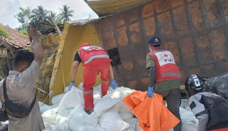 Proses pencarian korban kecelakaan truk yang tertimbun tumpukan karung terigu di Jalan Raya Cianjur-Sukabumi, Jawa Barat, Minggu (14/8/2022).