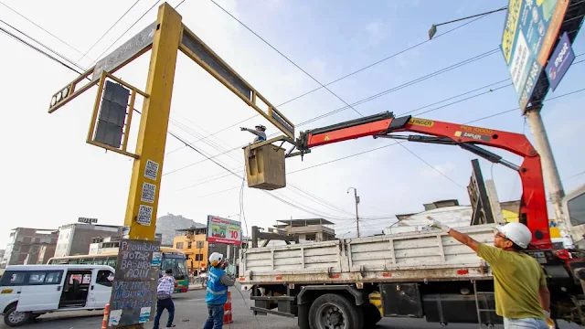 Cuadrilla arreglando semáforo Perú