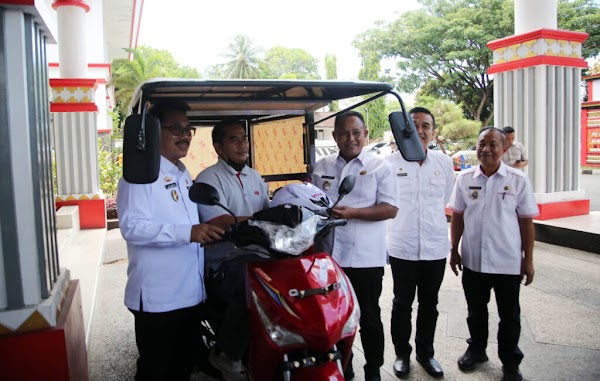 Bupati Lamsel Serahkan Bantuan Dua Unit Kendaraan Roda Tiga untuk Penderita Disabilitas
