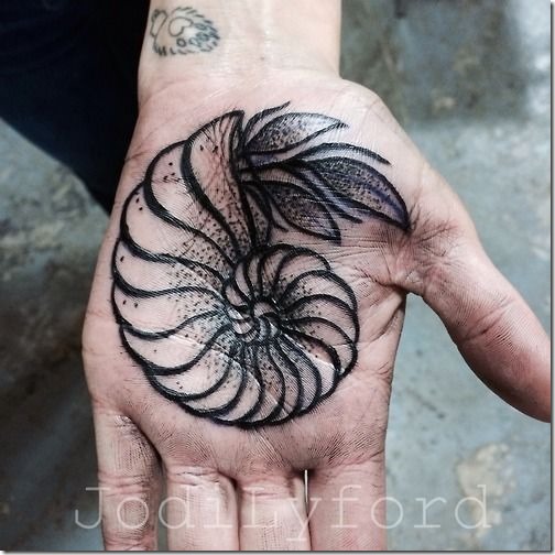 dotwork_shell_palm_tatouage