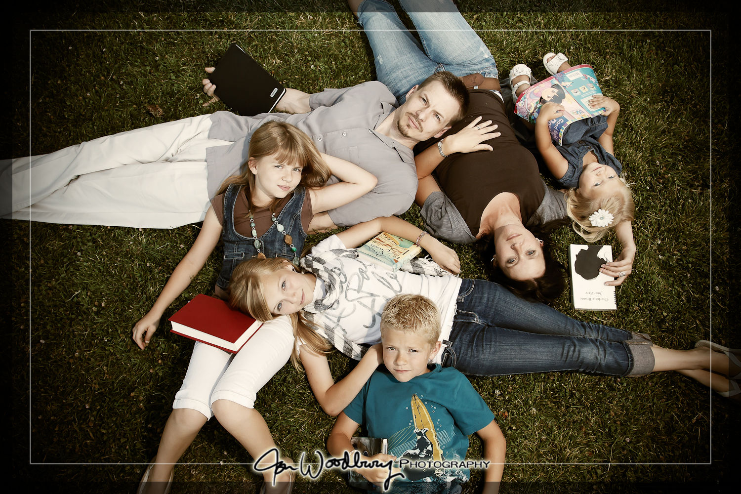 Family-portrait-books-reading-laying-photography-antique