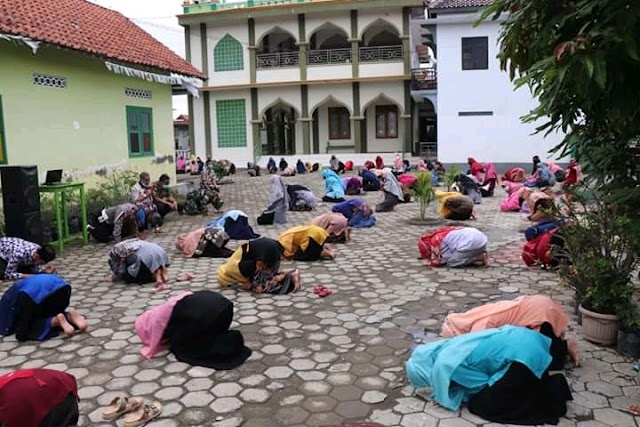 Sujud Syukur Warnai Kesembuhan Santri Pondok Pesantren Nurul Hidayah dari Cangkraman Covid-19