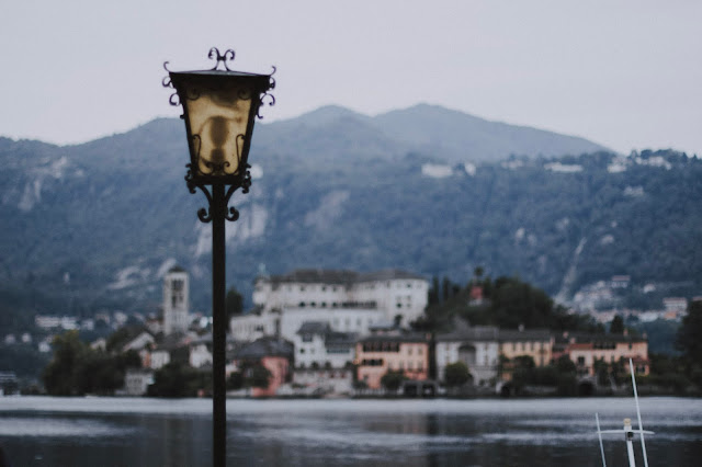 vista da praça para a isola San Giulio