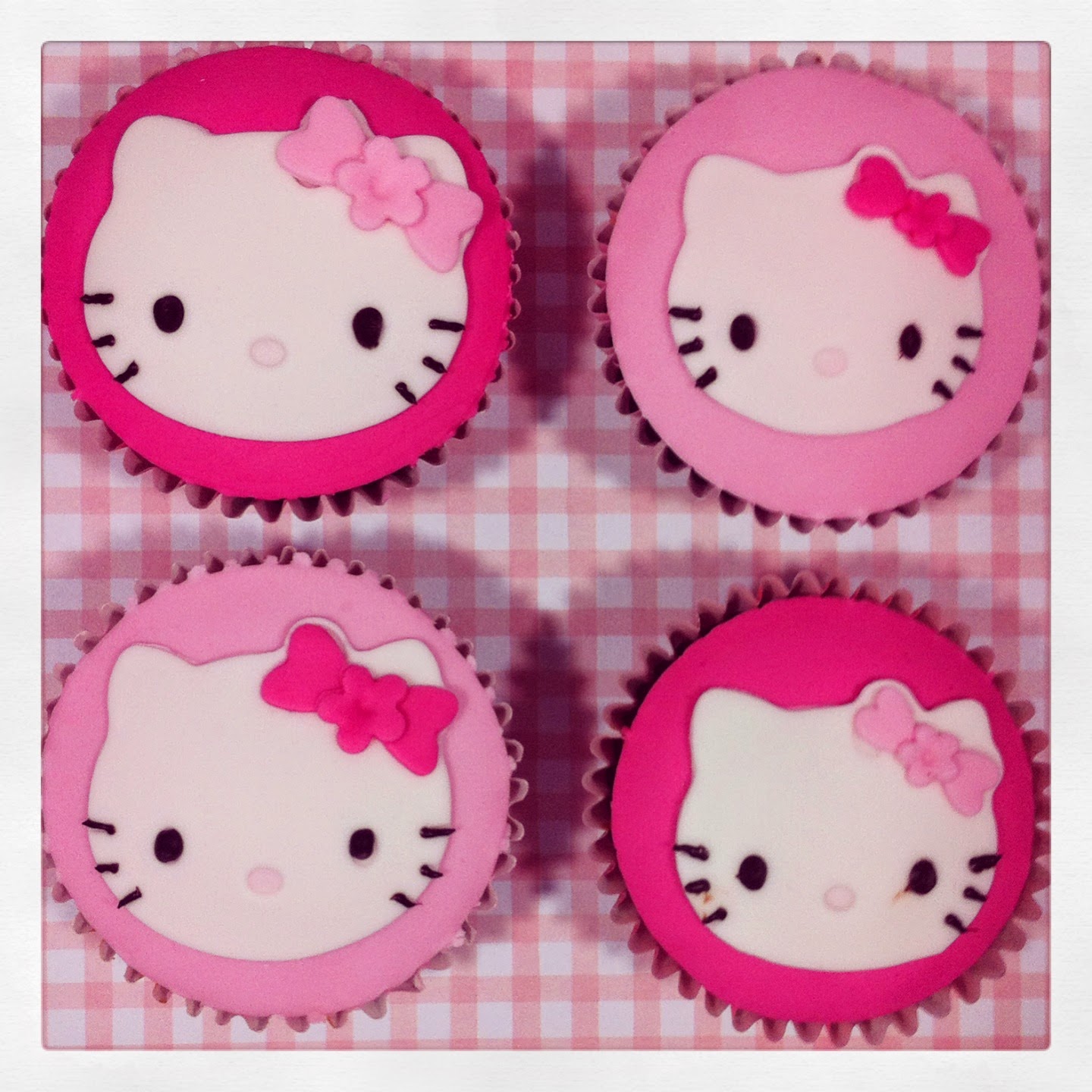 Decorare torte e cupcakes con la faccina di Hello Kitty ¨ pi¹ semplice di quello che pu² sembrare Io utilizzo due tagliapasta in plastica pleti di