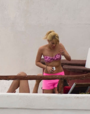 shakira y pique en la playa en ibiza