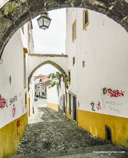 Rua medieval de Évora em Portugal