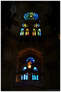 Witraże w kościele Sagrada Familia w Barcelonie