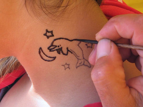 TATUAJES DE HENNA EN EL CUELLO PARA MUJERES