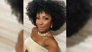 Bailarina de Ratinho se demite após 'piada' de apresentador sobre seu cabelo