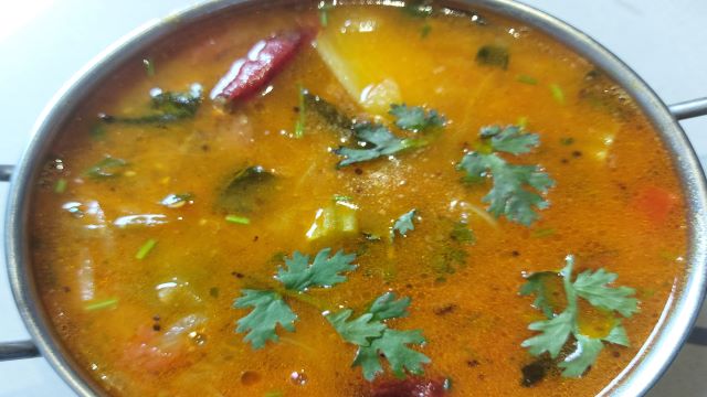 south-Indian-breakfast-drumstick-sambar-Idly