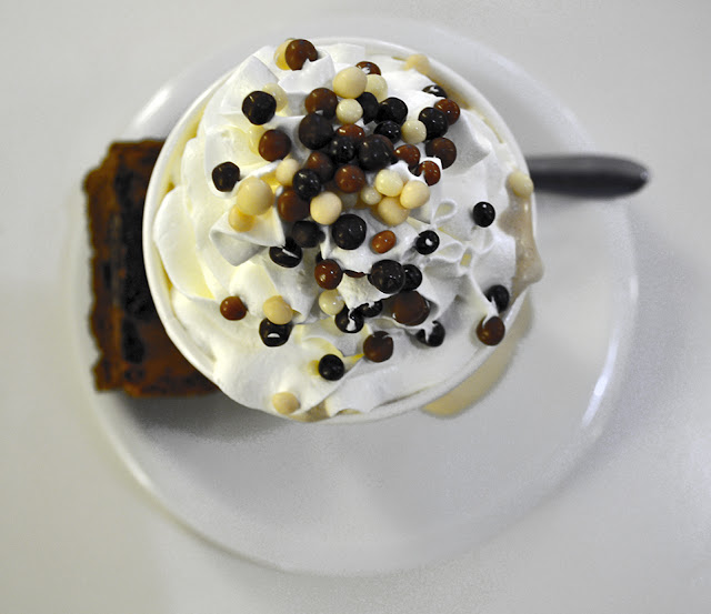 Un café con menta nanta y bolitas de chocolate