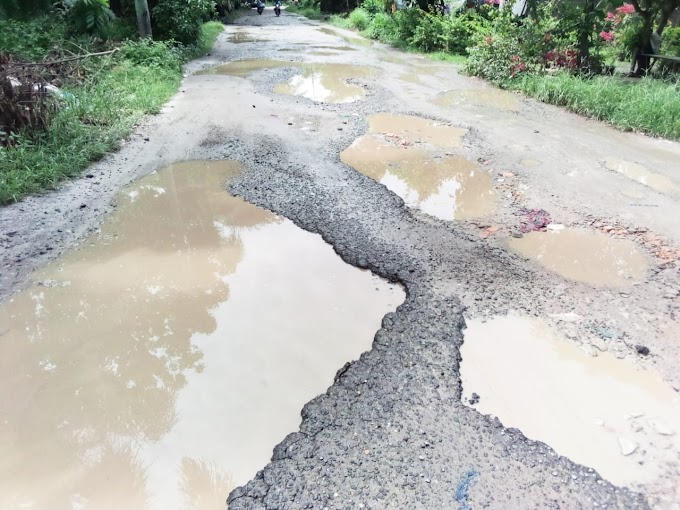 Jalan antar kecamatan dari desa P.Cermin Kiri menuju Kantor Camat Pantai Cermin rusak parah.