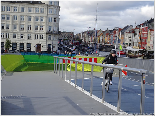 Puente sobre el canal para bicis y peatones