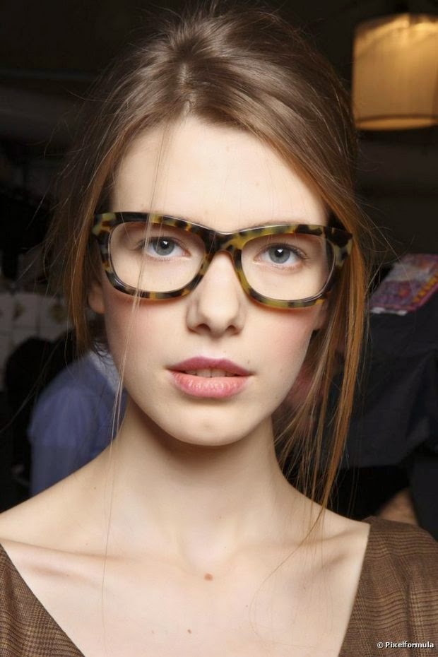 Potongan rambut yang ideal untuk wanita dengan kacamata 