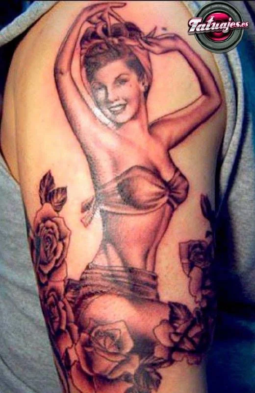  chica con tatuaje de pin up