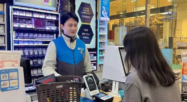 여성이 편의점에서 결제 단말기에 얼굴을 보여주는 모습