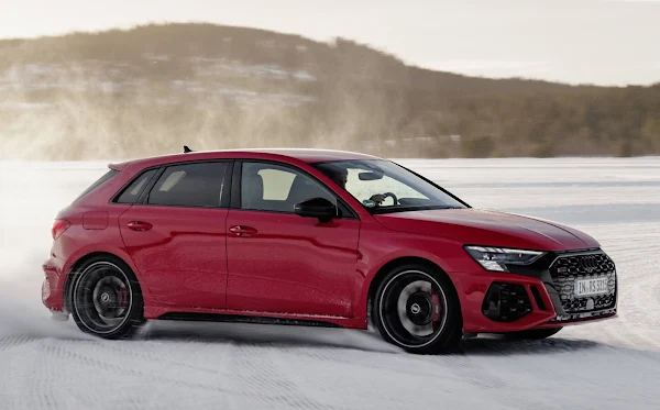 Novo Audi RS3 2022 permite condução com tração traseira e drift