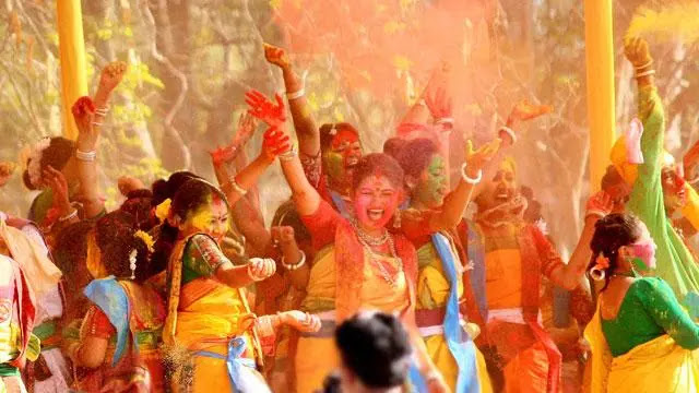 best place to celebrate holi in india is Purulia