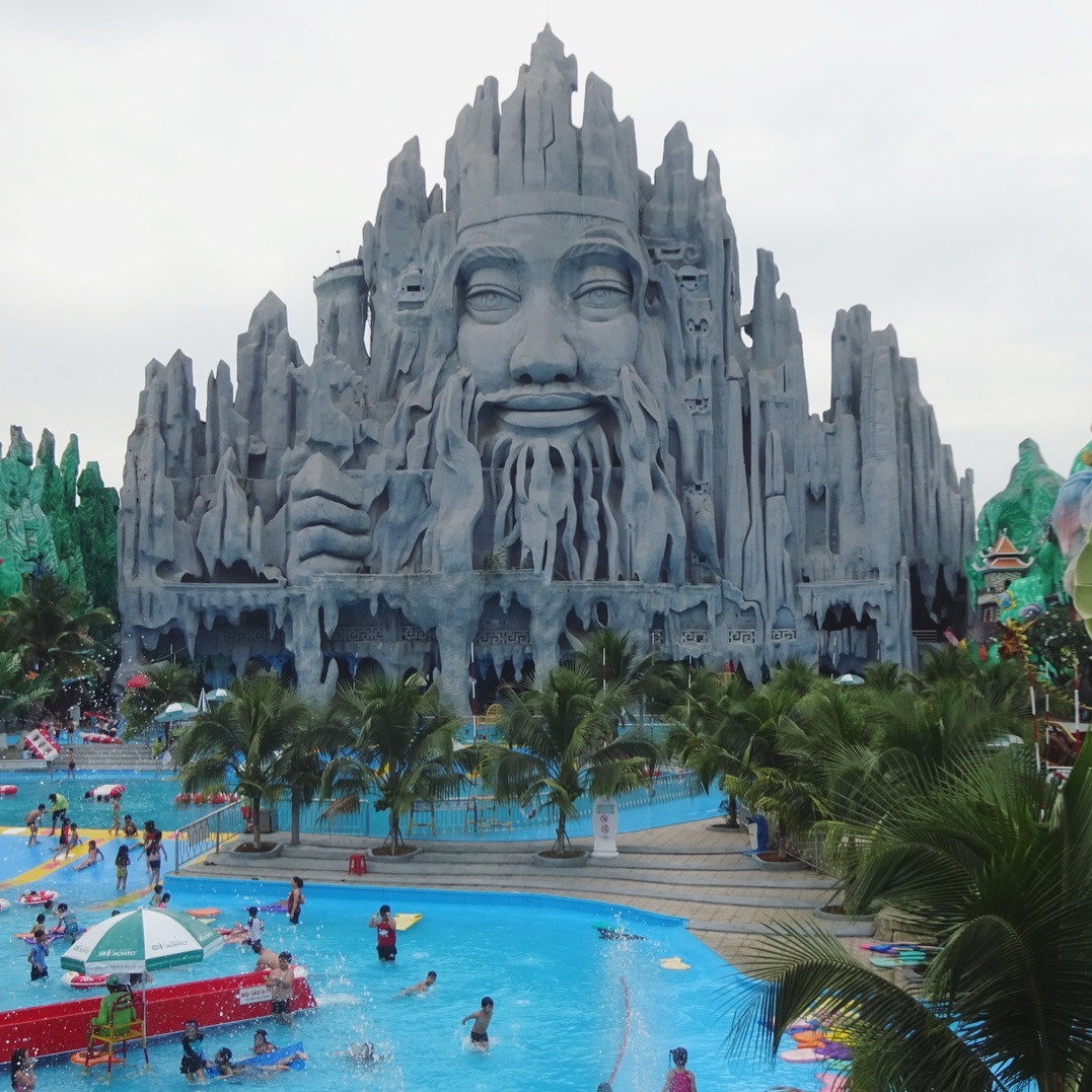 ベトナム Vietnam 巨大な顔で有名なスイティエン公園へ Suoi Tien Theme Park At Ho Chi Minh ベトナム Vietnam 巨大な顔で有名なスイティエン公園へ Suoi Tien Theme Park At Ho Chi Minh