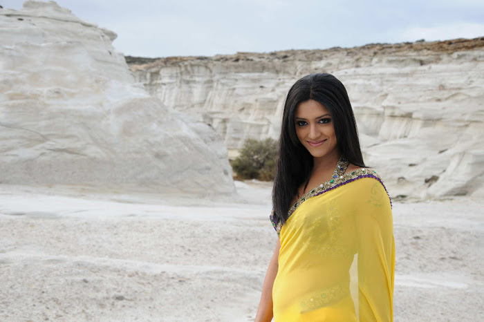 small mamtha mohandas yellow saree mamtha movies mamtha mohandas yellow saree glamour  images