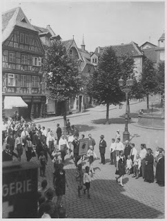 Festzug anlässlich der ersten Bensheimer Werbewoche 1927 am Bensheimer Marktplatz; Quelle: Stadtarchiv Bensheim, Verzeichnis:Bensheimer Werbewoche 1927 / 1928; lfd.No. 0001, eingescannt 600 dpi, Stoll-Berberich 2015.