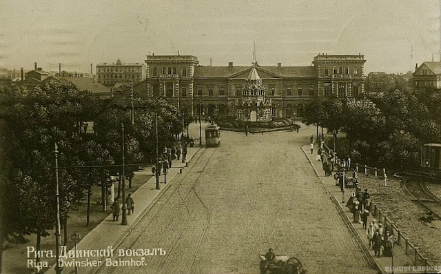 1910-е годы. Рига. Двинский вокзал (Rīgas-Dinaburgas dzelzceļa stacija) и часовня Святого Александра Невского