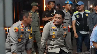 Polrestabes Semarang Kawal Demonstrasi Mahasiswa Kotas Semarang Dengan Humanis