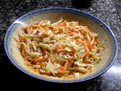 Ensalada de col con zanahoria, manzana y vinagreta
