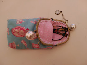 funda gafas, alice wonderland, eyeglasses case, etui a lunettes, costura, couture, sewing, boquilla, clasp