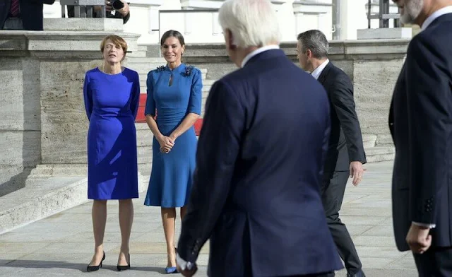 Queen Letizia wore a royal blue dress by Carolina Herrera Fall 2013 collection. First Lady Elke Büdenbender