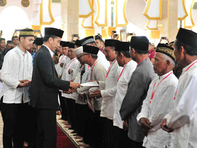 Jokowi Serahkan 25 Serfikat Tanah Wakaf di Kota Bengkulu