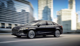 Front 3/4 view of 2017 Ford Fusion Platinum Energi