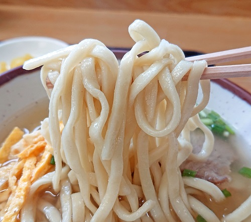 沖縄そばの麺の写真