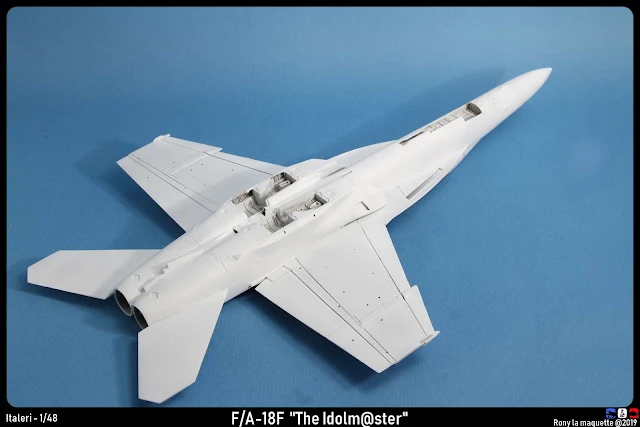 L’apprêt blanc du F/A 18 Idolmaster d'Italeri au 1/48.