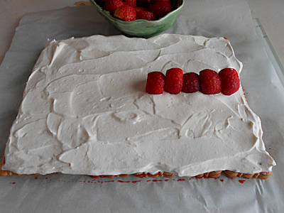 bolo de bolacha e morango com mousse mascarpone