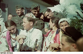 Bundesarchiv_Bild_169-0165_2C_Bei_Poltawa_2C_Ukrainier_in_Nationaltracht сент 1941