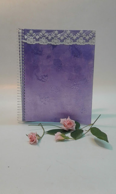 agenda anillada patinada en color violeta con detalle de puntilla.