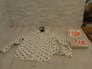 中古品　子供服　１１０ｃｍ　ホワイト×ブルー　星プリント　長袖シャツ　１１０円