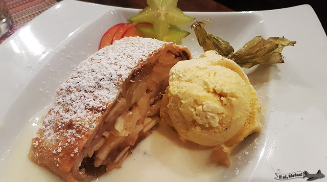 Apfelstrudel quentinho e delicioso