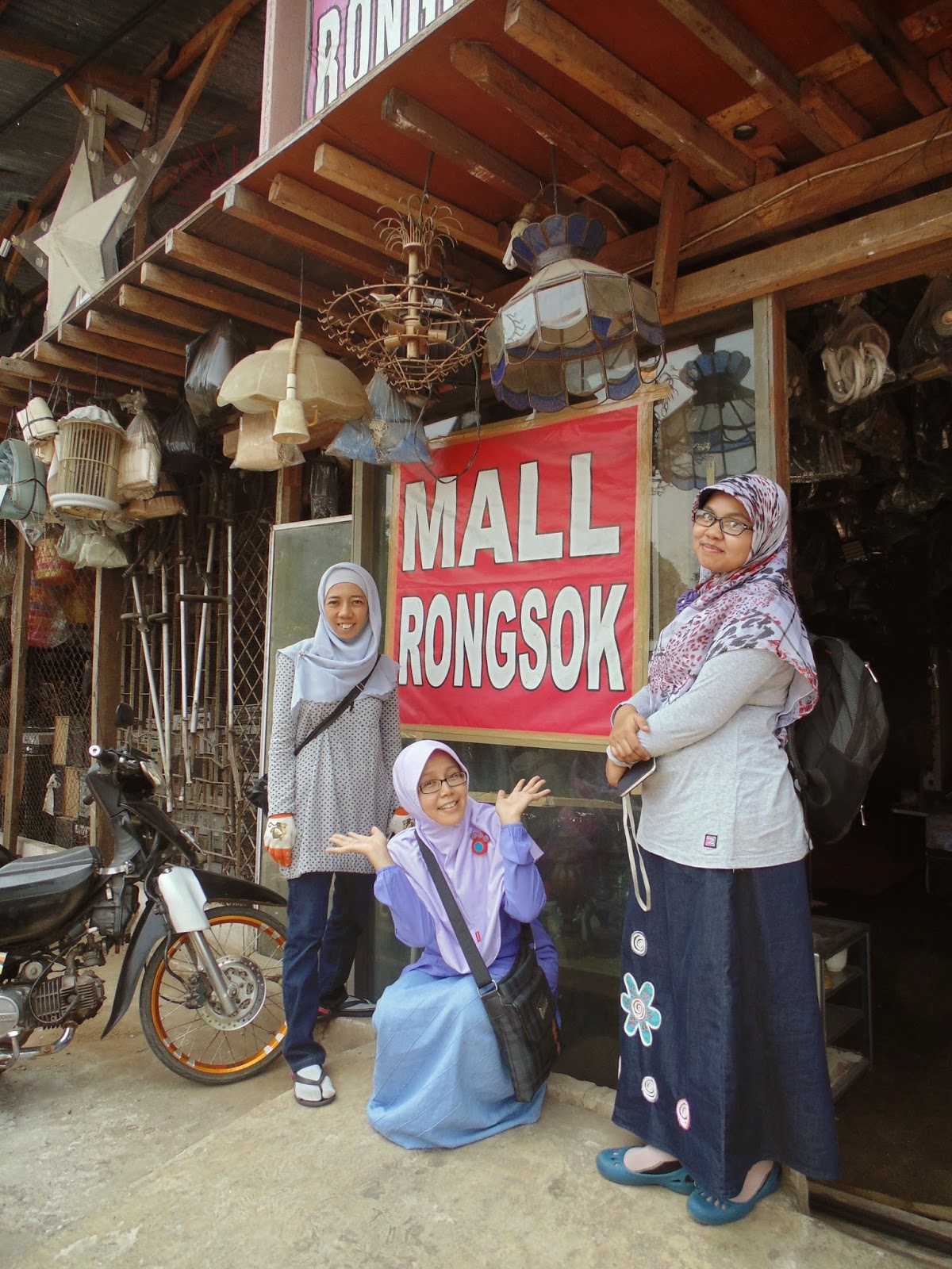 emakemakeksis: Yang luput dari kota Depok, bagian satu "Mall Rongsok"
