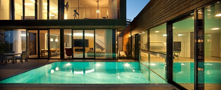 Outdoor swimming pool at night in Contemporary house in Ukraine by Drozdov & Partners