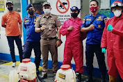 Sekkel Tanjung Duren Selatan Dampingi Petugas Damkar Semprot Disinfektan di Lingkungan RW. 02